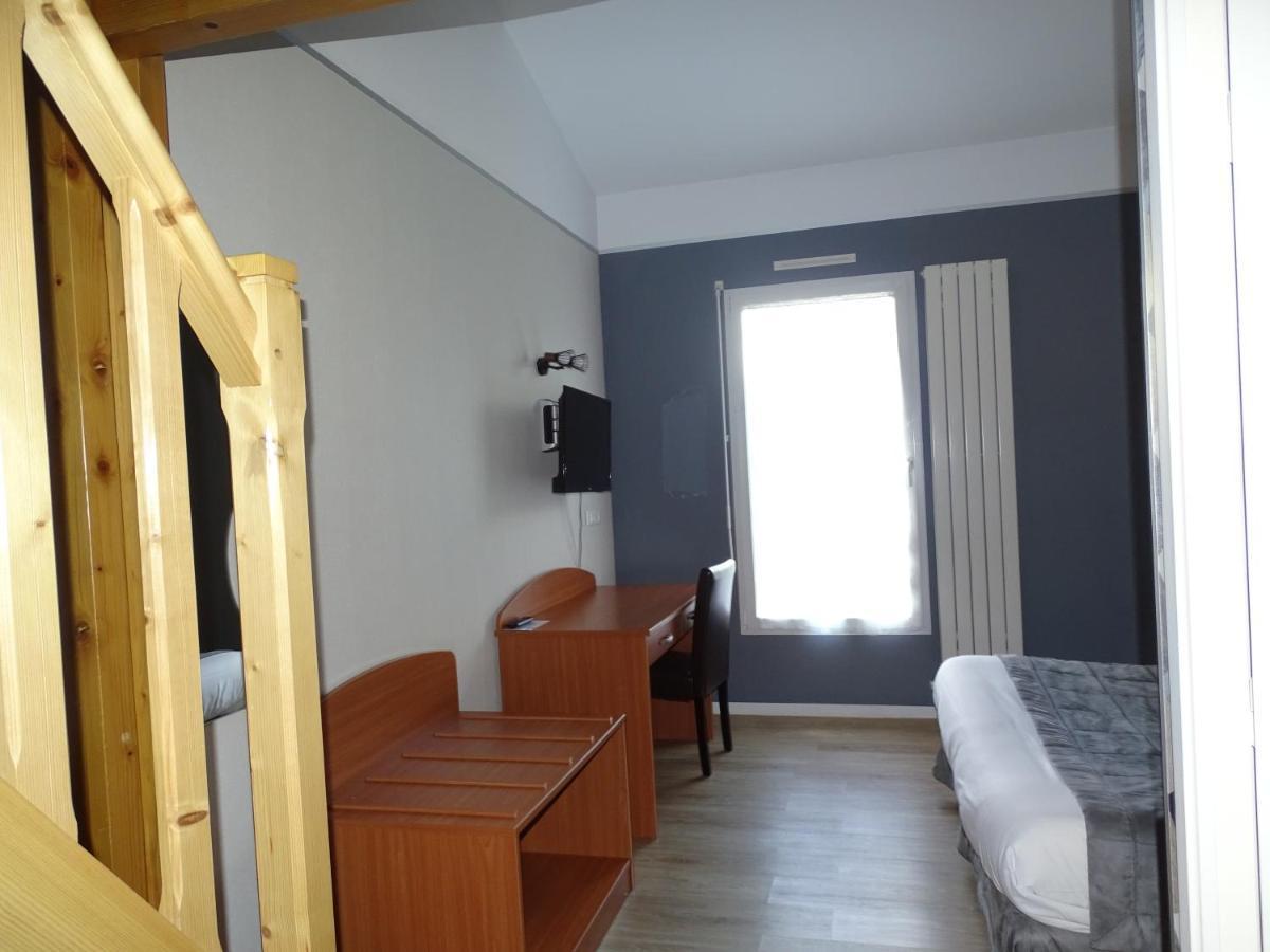 Hotel Les 3 Marchands Bressuire Exterior foto