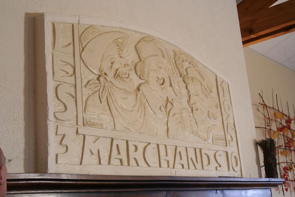 Hotel Les 3 Marchands Bressuire Exterior foto